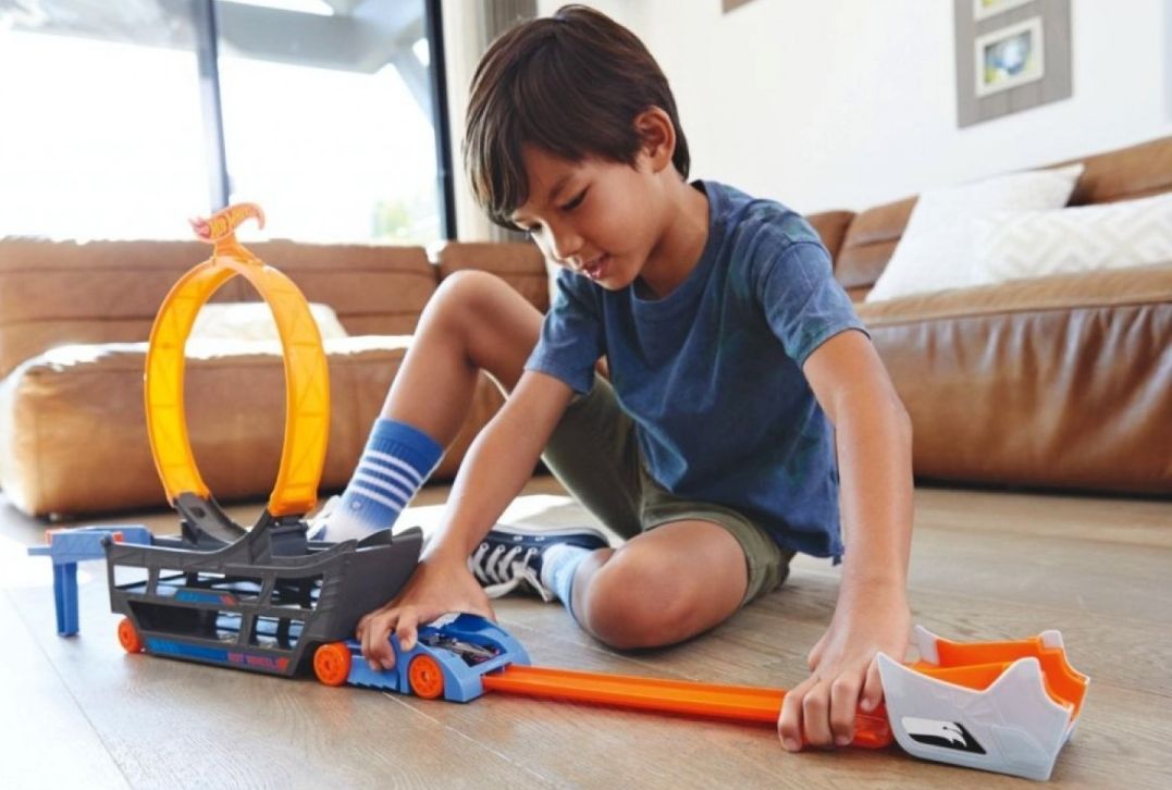 Hot Wheels Ťahač a pojazdná dráha so slučkou GCK38 3